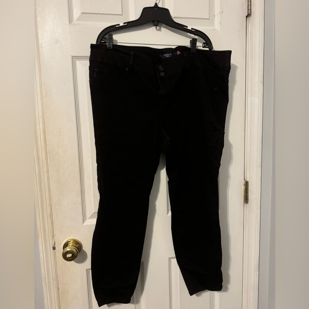 TORRID BLACK SKINNY JEANS